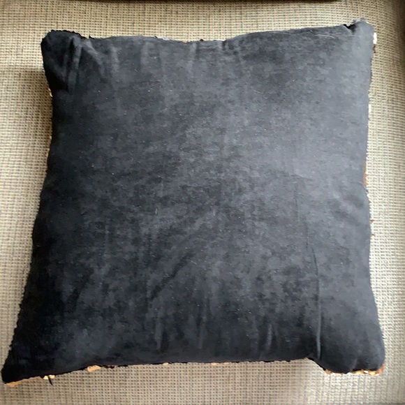 🚨🎉SOLD!🎉🚨🌻🌻🌻 BOG2 SALE ITEM! Black and Gold Reversible Sequin Pillow - Picture 3 of 3